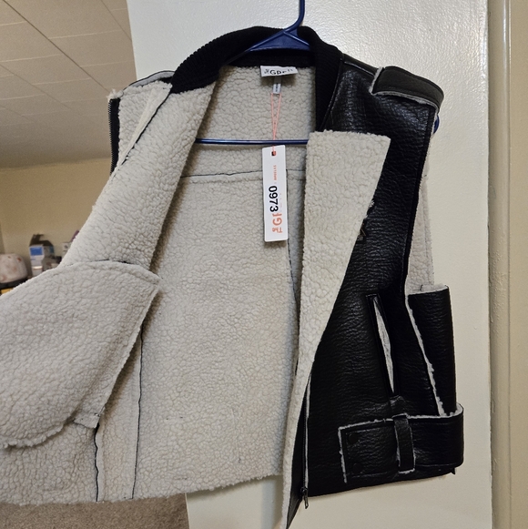 Brand new!! NWT The Greii boutique black vegan leather & sherpa vest size small - Picture 5 of 6